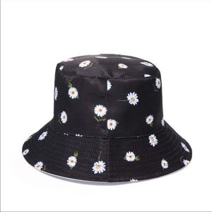 Alice+Olivia Reversible Bucket Hat Daisy  Floral & White